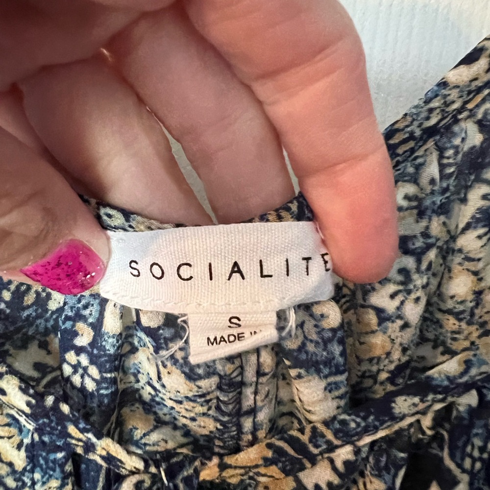 Socialite Cold Shoulder Top - Picture 3 of 4